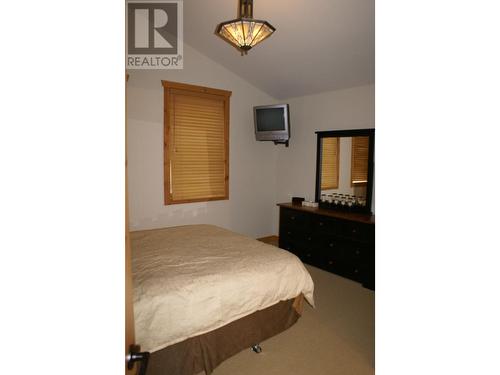 1802 Greywolf  Drive, Panorama, BC - Indoor Photo Showing Bedroom