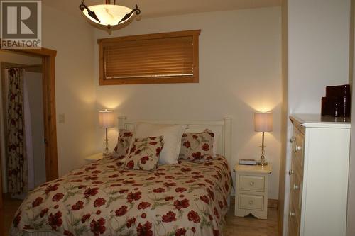 1802 Greywolf  Drive, Panorama, BC - Indoor Photo Showing Bedroom