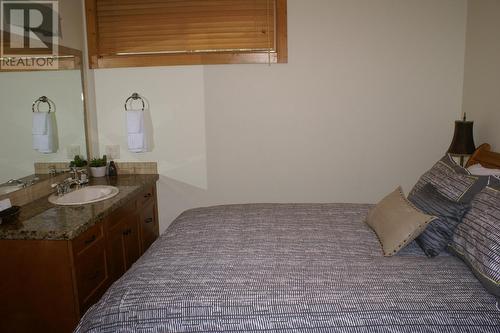 1802 Greywolf  Drive, Panorama, BC - Indoor Photo Showing Bathroom