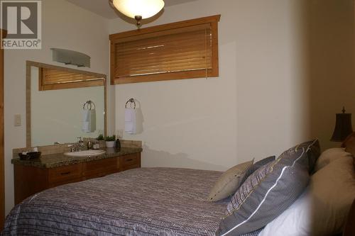 1802 Greywolf  Drive, Panorama, BC - Indoor Photo Showing Bedroom