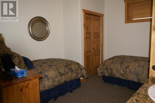 1802 Greywolf  Drive, Panorama, BC - Indoor Photo Showing Bedroom