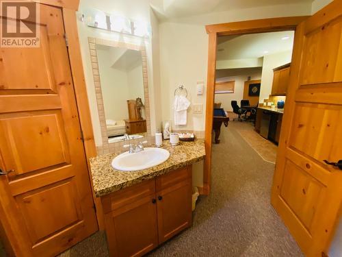 1802 Greywolf  Drive, Panorama, BC - Indoor Photo Showing Bathroom