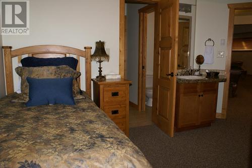 1802 Greywolf  Drive, Panorama, BC - Indoor Photo Showing Bedroom