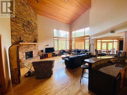 1802 Greywolf  Drive, Panorama, BC - Indoor Photo Showing Living Room With Fireplace