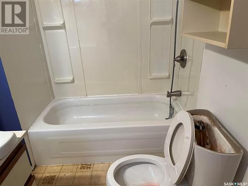 247 4Th Avenue E, Gravelbourg, SK - Indoor Photo Showing Bathroom