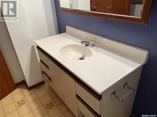 247 4Th Avenue E, Gravelbourg, SK - Indoor Photo Showing Bathroom