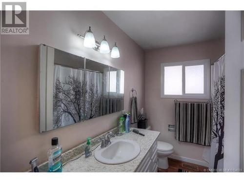 Front house main floor bathroom  (755A) - 755 Francis Avenue, Kelowna, BC - Indoor Photo Showing Bathroom