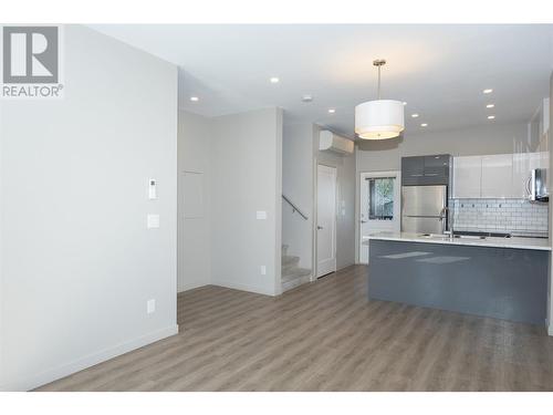 755-759 Francis Avenue, Kelowna, BC - Indoor Photo Showing Kitchen