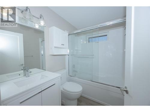 755-759 Francis Avenue, Kelowna, BC - Indoor Photo Showing Bathroom