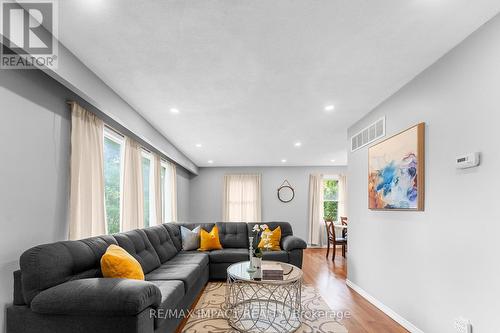 715 Greenoch Court, Oshawa (Mclaughlin), ON - Indoor Photo Showing Living Room