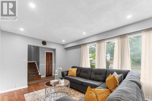 715 Greenoch Court, Oshawa, ON - Indoor Photo Showing Living Room