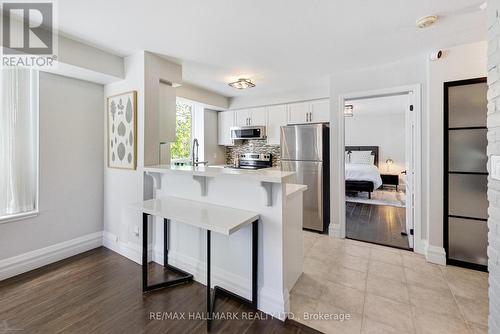 220 - 1733 Queen Street E, Toronto (The Beaches), ON - Indoor Photo Showing Kitchen With Upgraded Kitchen