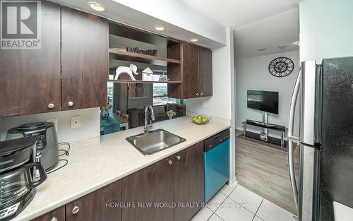 1910 - 215 Queen Street E, Brampton, ON - Indoor Photo Showing Kitchen