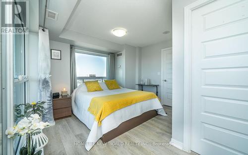 1910 - 215 Queen Street E, Brampton, ON - Indoor Photo Showing Bedroom