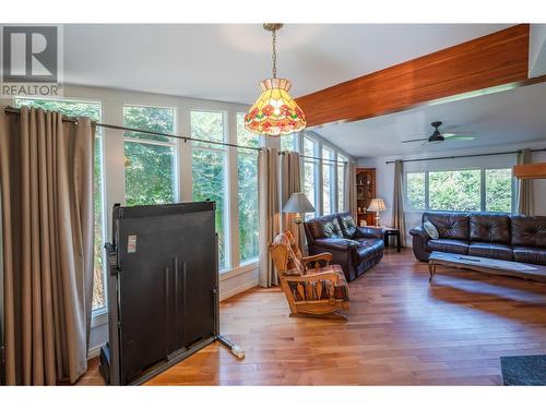 6333 Simpson Road, Summerland, BC - Indoor Photo Showing Living Room