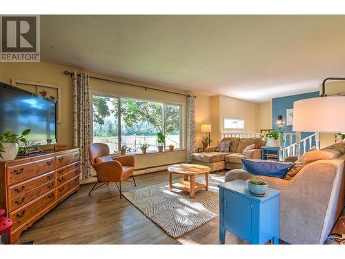 553 Salmon River Road, Salmon Arm, BC - Indoor Photo Showing Living Room