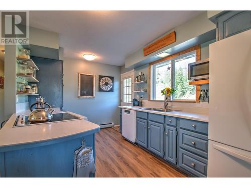 553 Salmon River Road, Salmon Arm, BC - Indoor Photo Showing Kitchen With Double Sink