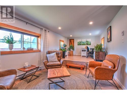 553 Salmon River Road, Salmon Arm, BC - Indoor Photo Showing Living Room