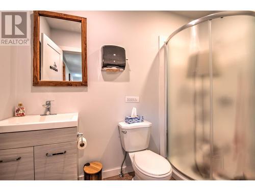 553 Salmon River Road, Salmon Arm, BC - Indoor Photo Showing Bathroom