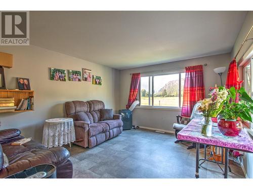 553 Salmon River Road, Salmon Arm, BC - Indoor Photo Showing Living Room