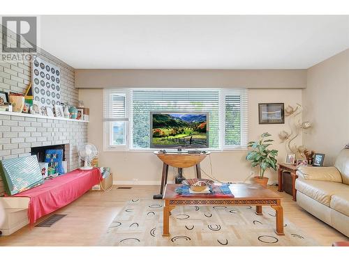 1911 Cross Road, Kelowna, BC - Indoor Photo Showing Living Room With Fireplace