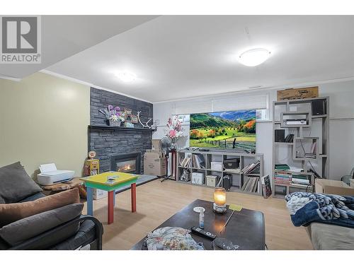 1911 Cross Road, Kelowna, BC - Indoor Photo Showing Living Room With Fireplace