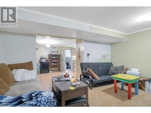 1911 Cross Road, Kelowna, BC - Indoor Photo Showing Living Room