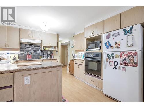 1911 Cross Road, Kelowna, BC - Indoor Photo Showing Kitchen