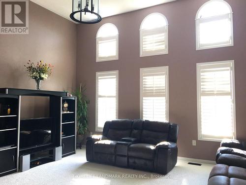 58 Gannett Drive, Richmond Hill (Jefferson), ON - Indoor Photo Showing Living Room