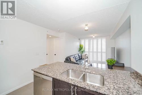 415 - 800 Lawrence Avenue W, Toronto (Yorkdale-Glen Park), ON - Indoor Photo Showing Kitchen With Double Sink