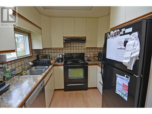 413 Sixth  Street, Nelson, BC - Indoor Photo Showing Kitchen With Double Sink