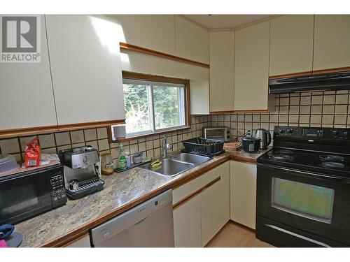 413 Sixth  Street, Nelson, BC - Indoor Photo Showing Kitchen With Double Sink