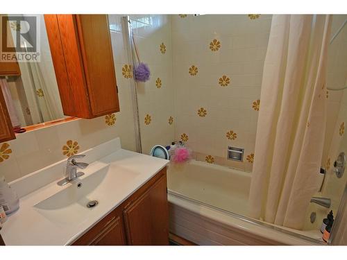 413 Sixth  Street, Nelson, BC - Indoor Photo Showing Bathroom