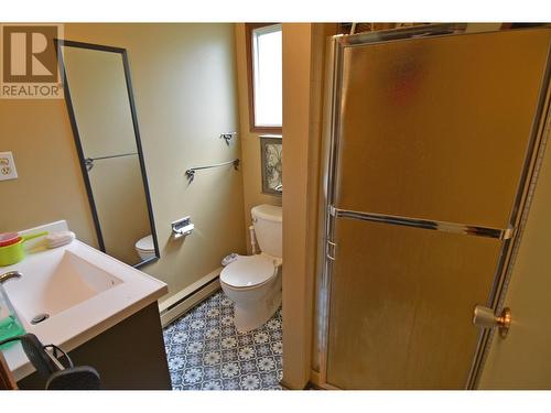 413 Sixth  Street, Nelson, BC - Indoor Photo Showing Bathroom