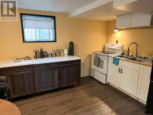 413 Sixth  Street, Nelson, BC - Indoor Photo Showing Kitchen With Double Sink