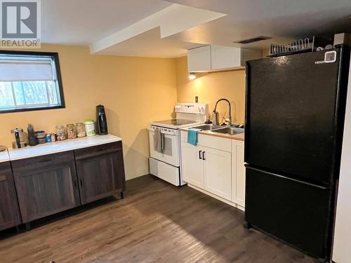 413 Sixth  Street, Nelson, BC - Indoor Photo Showing Kitchen With Double Sink