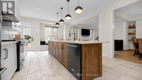 17 Herrick Drive N, Brampton (Northwest Brampton), ON - Indoor Photo Showing Kitchen With Upgraded Kitchen