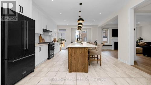 17 Herrick Drive N, Brampton (Northwest Brampton), ON - Indoor Photo Showing Kitchen With Upgraded Kitchen