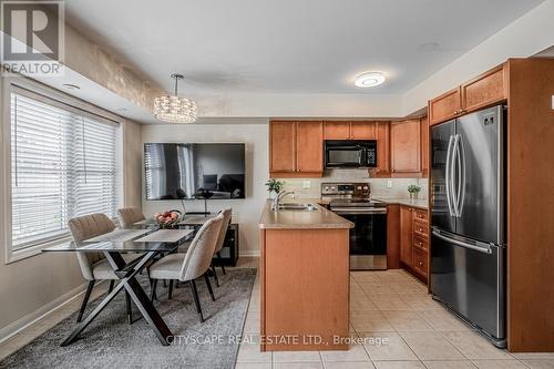 2 - 622 Shoreline Drive, Mississauga (Cooksville), ON - Indoor Photo Showing Kitchen With Double Sink