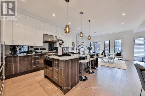 7A Iroquois Avenue, Mississauga (Port Credit), ON - Indoor Photo Showing Kitchen With Upgraded Kitchen