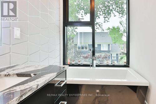 7A Iroquois Avenue, Mississauga (Port Credit), ON - Indoor Photo Showing Kitchen With Upgraded Kitchen