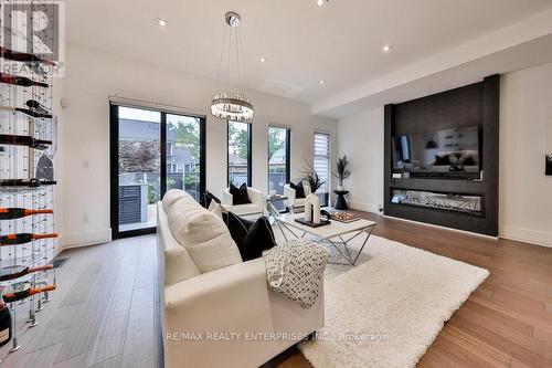 7A Iroquois Avenue, Mississauga, ON - Indoor Photo Showing Living Room