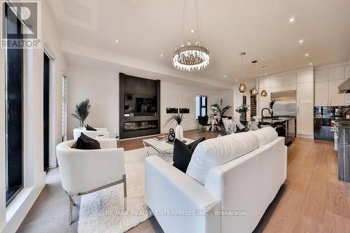 7A Iroquois Avenue, Mississauga, ON - Indoor Photo Showing Living Room