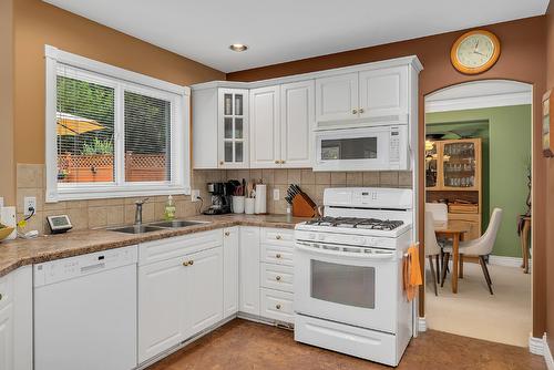 337 Rio Drive, Kelowna, BC - Indoor Photo Showing Kitchen With Double Sink