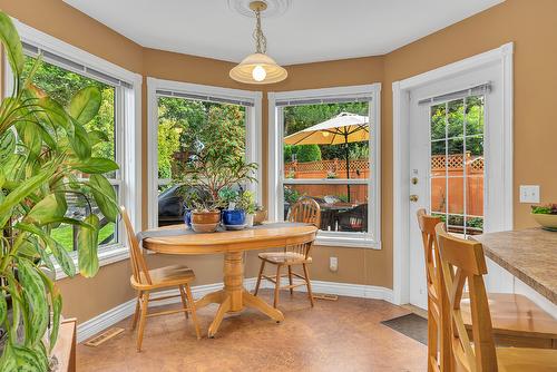 337 Rio Drive, Kelowna, BC - Indoor Photo Showing Dining Room