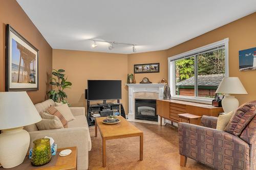 337 Rio Drive, Kelowna, BC - Indoor Photo Showing Living Room With Fireplace