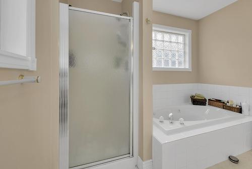 337 Rio Drive, Kelowna, BC - Indoor Photo Showing Bathroom