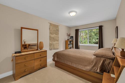 337 Rio Drive, Kelowna, BC - Indoor Photo Showing Bedroom