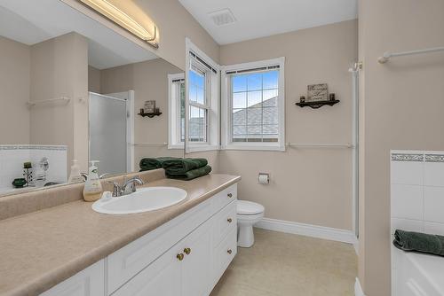 337 Rio Drive, Kelowna, BC - Indoor Photo Showing Bathroom