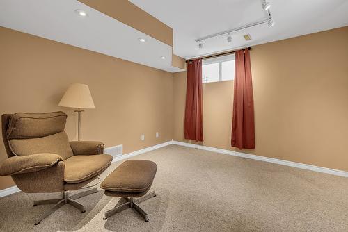 337 Rio Drive, Kelowna, BC - Indoor Photo Showing Other Room